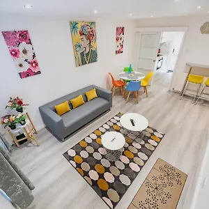  Apartment Pass The Keys - Bright & Airy 2br 2bath In Perfect Location United Kingdom